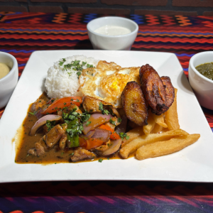 chicken saltado a lo pobre