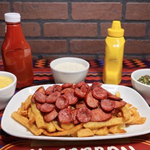 salchipapa con chorizo